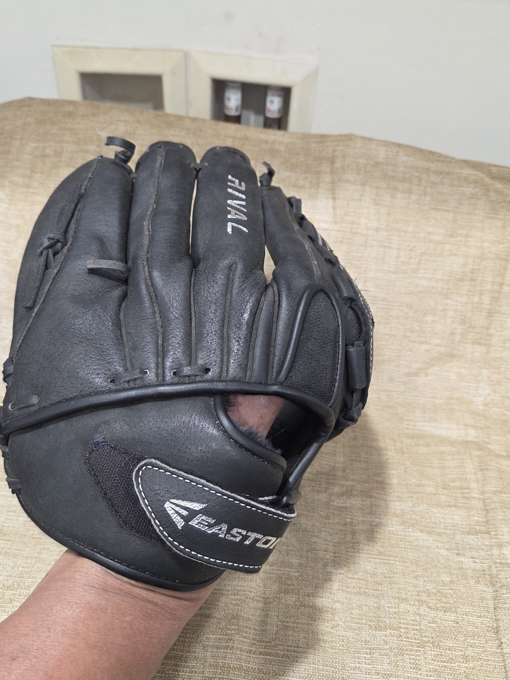 Easton Black Softball/Baseball Glove 13" Right Hand Throw - Picture 8 of 8
